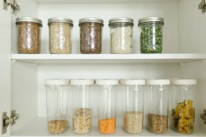 Glasbehälter in verschiedenen Formen und Größen für Lebensmittel praktisch lagern. 