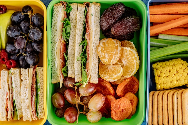 Lunchbox gefüllt mit Brot und Obst