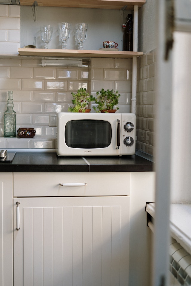 Mikrowelle in einer Küche.