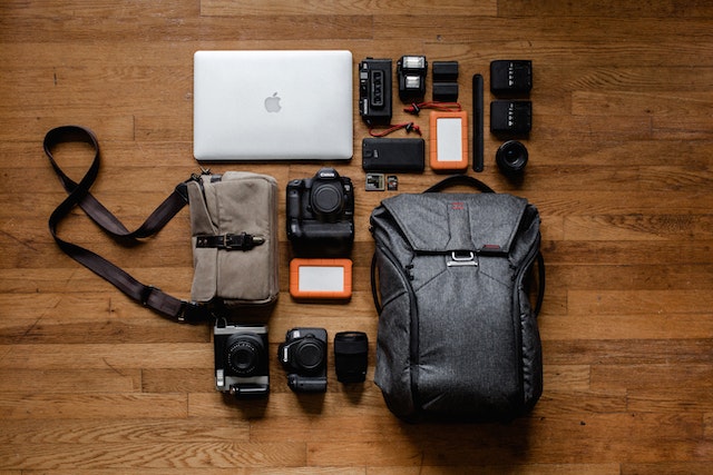 Laptop, Kamera, Handy und andere Gegenstände, die in einem Rucksack transportiert werden können.